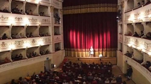 Sommario: Sabato 26 ottobre, al Teatro Alfieri di Castelnuovo, va in scena lo spettacolo "L’Altro Giacomo" di Renato Raimo. Prezzi e info per partecipare all'evento promosso dalla Fondazione Toscana Spettacolo Onlus. Sommario: Sabato 26 ottobre, al Teatro Alfieri di Castelnuovo, va in scena lo spettacolo "L’Altro Giacomo" di Renato Raimo. Prezzi e info per partecipare all'evento promosso dalla Fondazione Toscana Spettacolo Onlus.