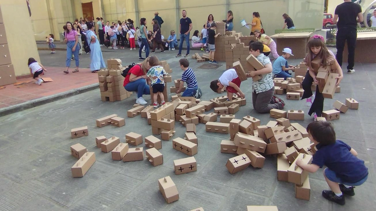 Dalle 10 del mattino, di domani 9 maggio, fino a domenica 11 maggio, scatteranno laboratori creativi, giochi, animazioni, con tavoli da ping png di carta, mattoncini per creare i giochi di una volta e molto altro Dalle 10 del mattino, di domani 9 maggio, fino a domenica 11 maggio, scatteranno laboratori creativi, giochi, animazioni, con tavoli da ping png di carta, mattoncini per creare i giochi di una volta e molto altro