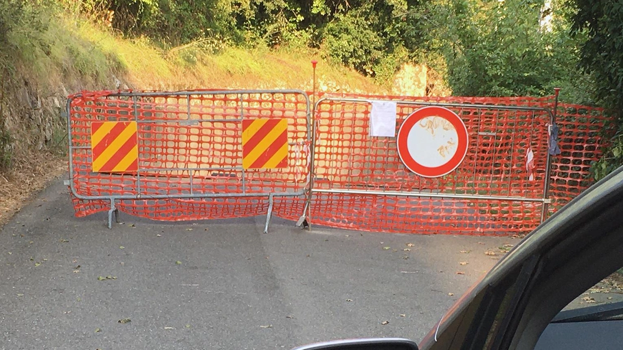 I residenti hanno trovato la strada sbarrata, l’obiettivo è quello della messa in sicurezza ma c’è chi è preoccupato per i tempi e la viabilità alternativa I residenti hanno trovato la strada sbarrata, l’obiettivo è quello della messa in sicurezza ma c’è chi è preoccupato per i tempi e la viabilità alternativa