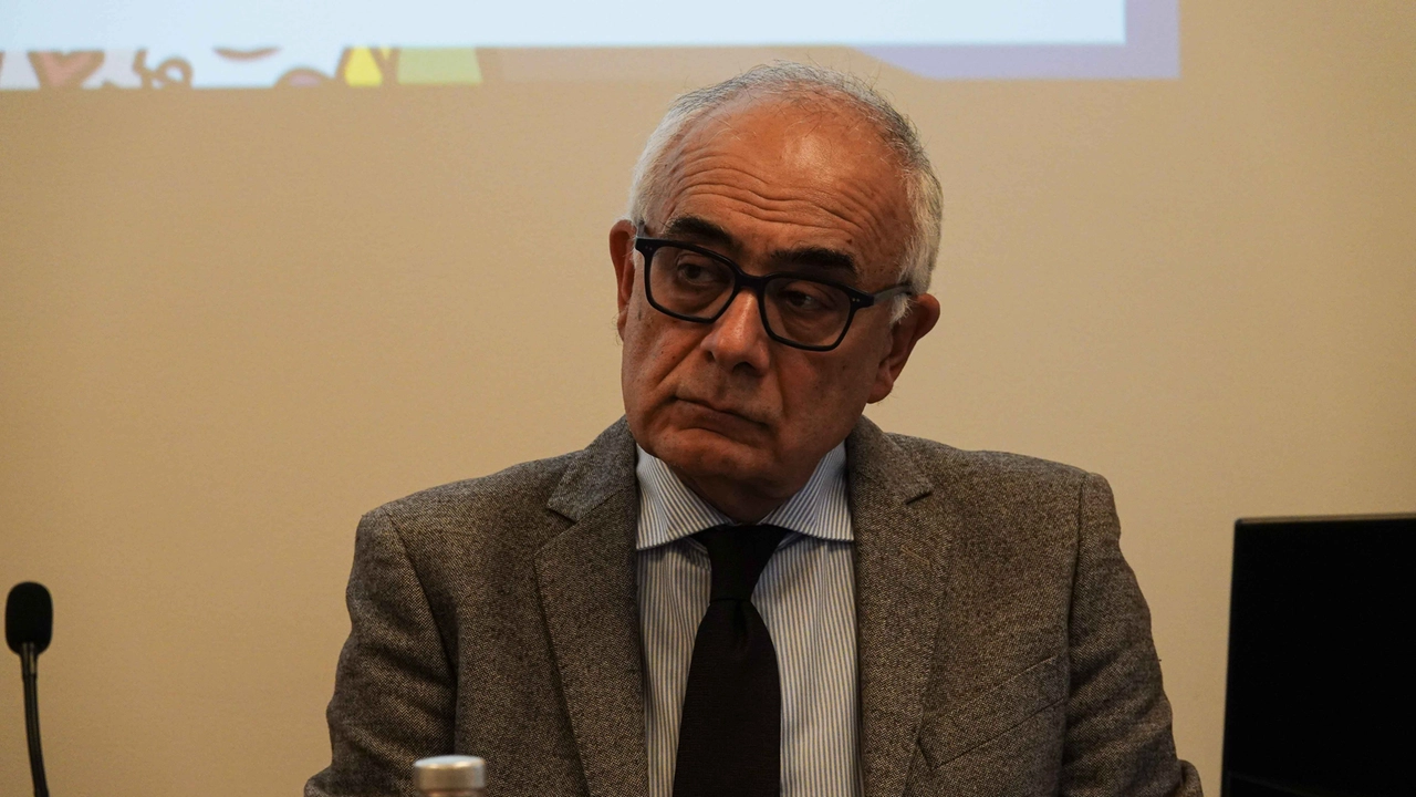 Il professor Carlo Sorrentino Il professor Carlo Sorrentino