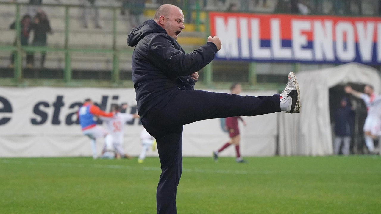 L’esultanza di Villa al gol del 2-0 della Pistoiese (Acerboni-Castellani) L’esultanza di Villa al gol del 2-0 della Pistoiese (Acerboni-Castellani)