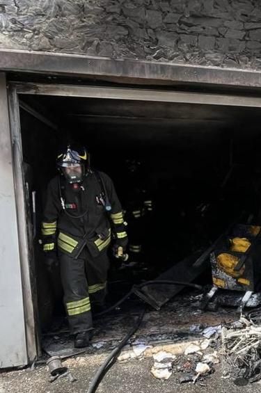 https://www.lanazione.it/image-service/view/acePublic/alias/contentid/YWU1ZGJhZmYtYjY1Zi00/0/rogo-in-un-garage-ai-buggi-tenta-di-spegnere-lincendio-ustionato-un-uomo-di-70-anni.jpeg