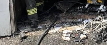 Rogo in un garage ai Buggi. Tenta di spegnere l’incendio. Ustionato un uomo di 70 anni