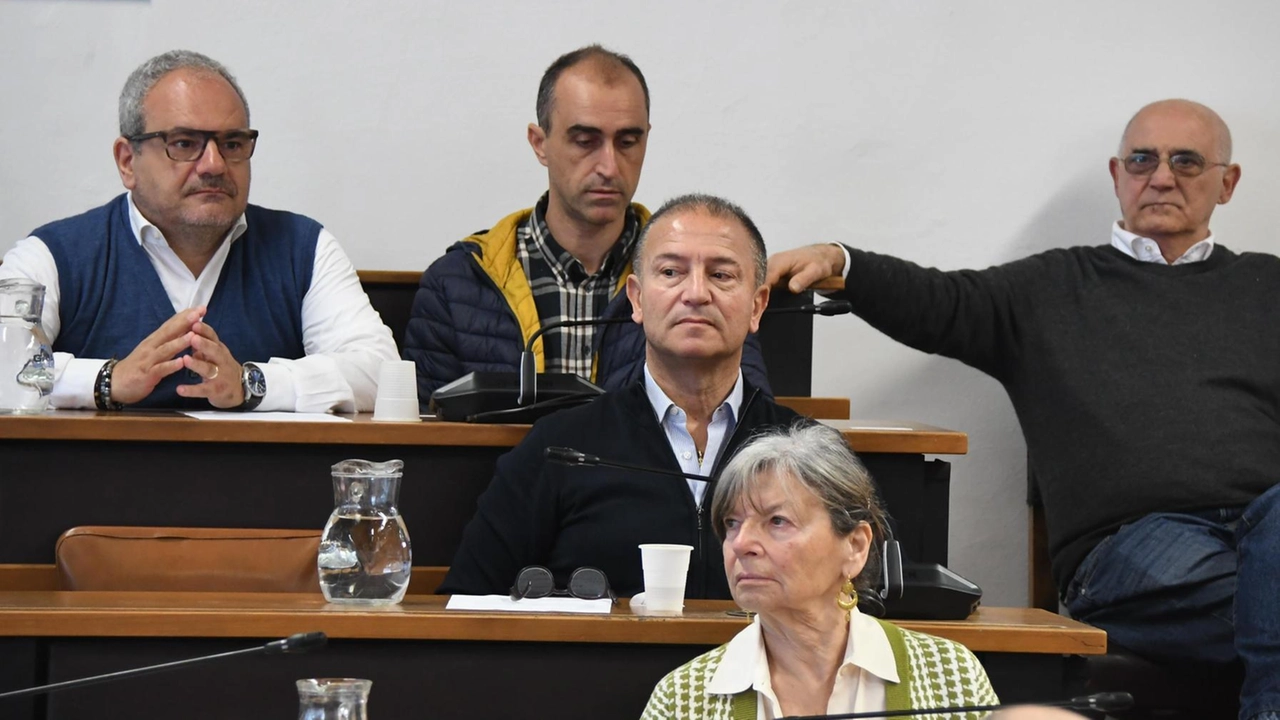I banchi dell’opposizione in consiglio comunale. Bagarre su Avenza I banchi dell’opposizione in consiglio comunale. Bagarre su Avenza