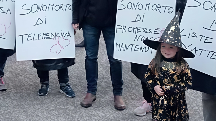 Protestano i cittadini con il sindaco Protestano i cittadini con il sindaco