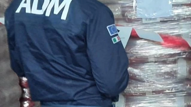 Maxi sequestro da parte dell’Agenzia delle dogane in due negozi a Prato. Gli ispettori hanno trovato 1.200 flaconcini privi del marchio obbligatorio.