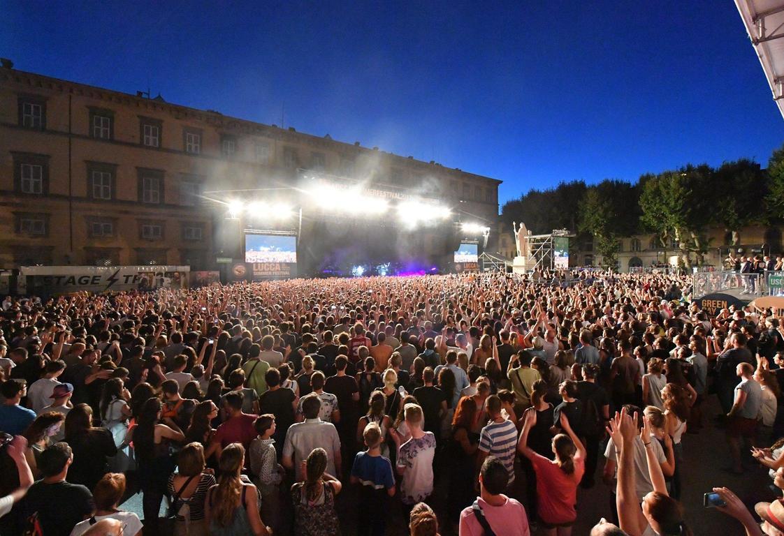 https://www.lanazione.it/image-service/view/acePublic/alias/contentid/YWU3NDkzN2EtZjExZC00/0/regole-acustiche-in-centro-ce-il-nodo-del-summer.jpeg?f=1.90:1&w=1200
