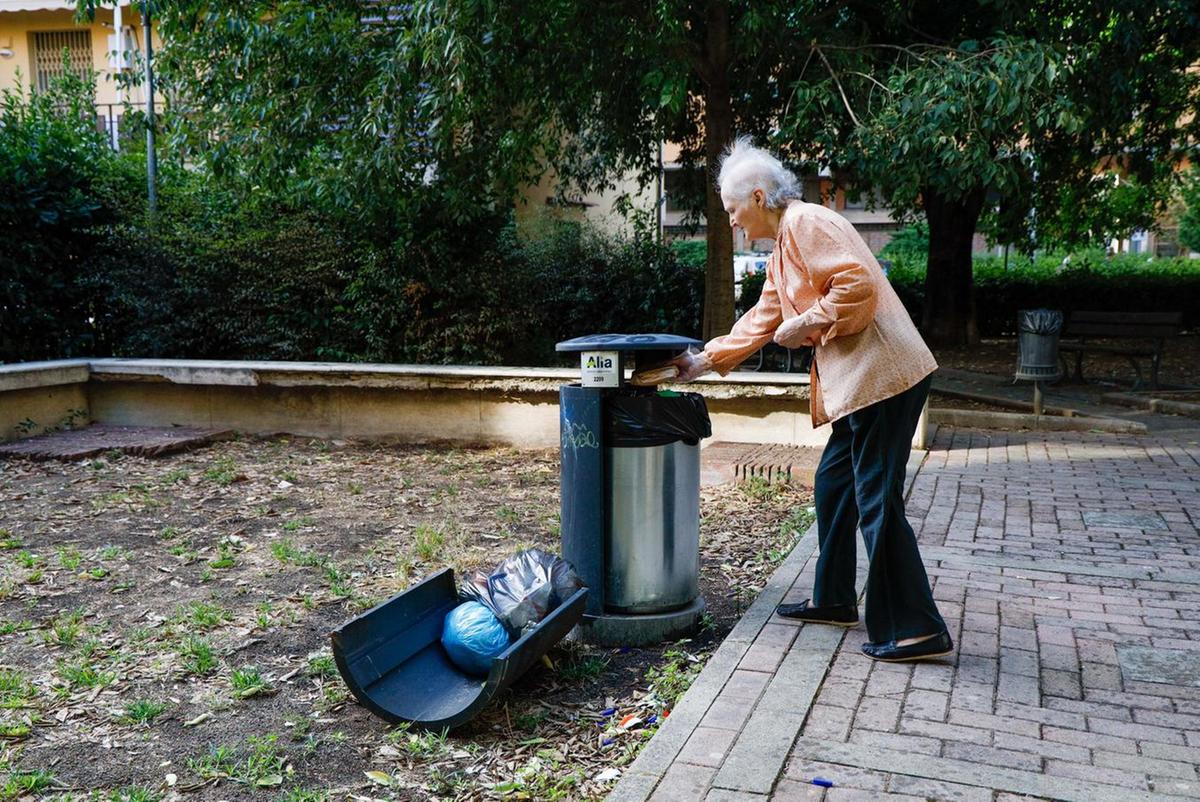 https://www.lanazione.it/image-service/view/acePublic/alias/contentid/YWU3OGNkZDUtYmVjMS00/0/non-ne-possiamo-piu-assediati-dal-branco-davanti-alla-porta-di-casa.jpeg?f=1.90:1&w=1200