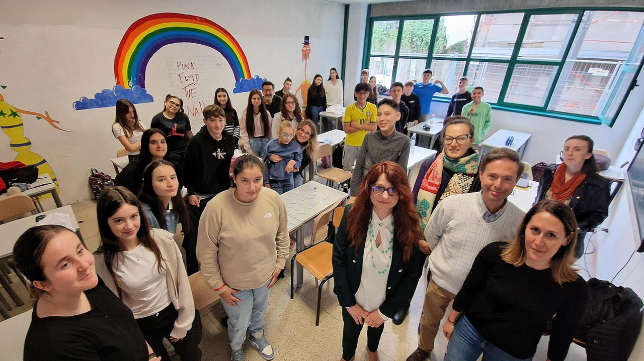 Alcuni studenti con la dirigente scolastica Elena Pignolo (Acerboni/fotoCastellani) Alcuni studenti con la dirigente scolastica Elena Pignolo (Acerboni/fotoCastellani)