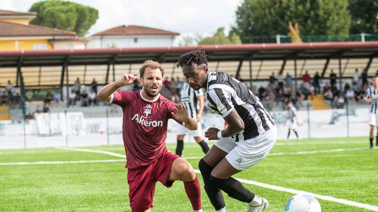 Nottoli in azione di contrasto a centrocampo