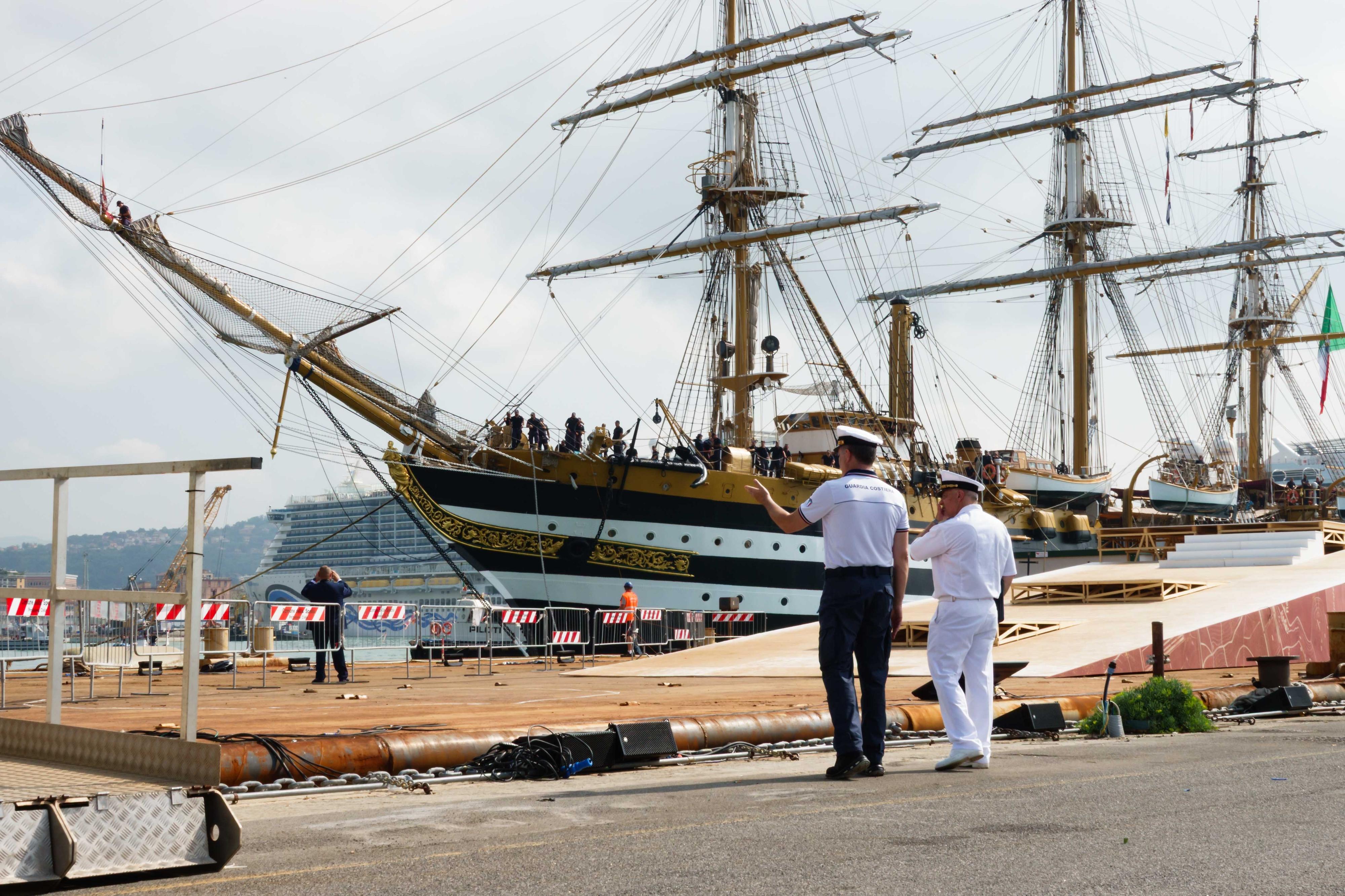 Amerigo Vespucci, il ritorno a casa: dopo il viaggio da sogno tutti gli onori in porto