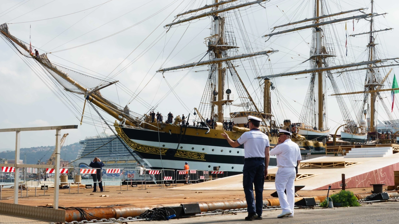 Amerigo Vespucci, il ritorno a casa: dopo il viaggio da sogno tutti gli onori in porto