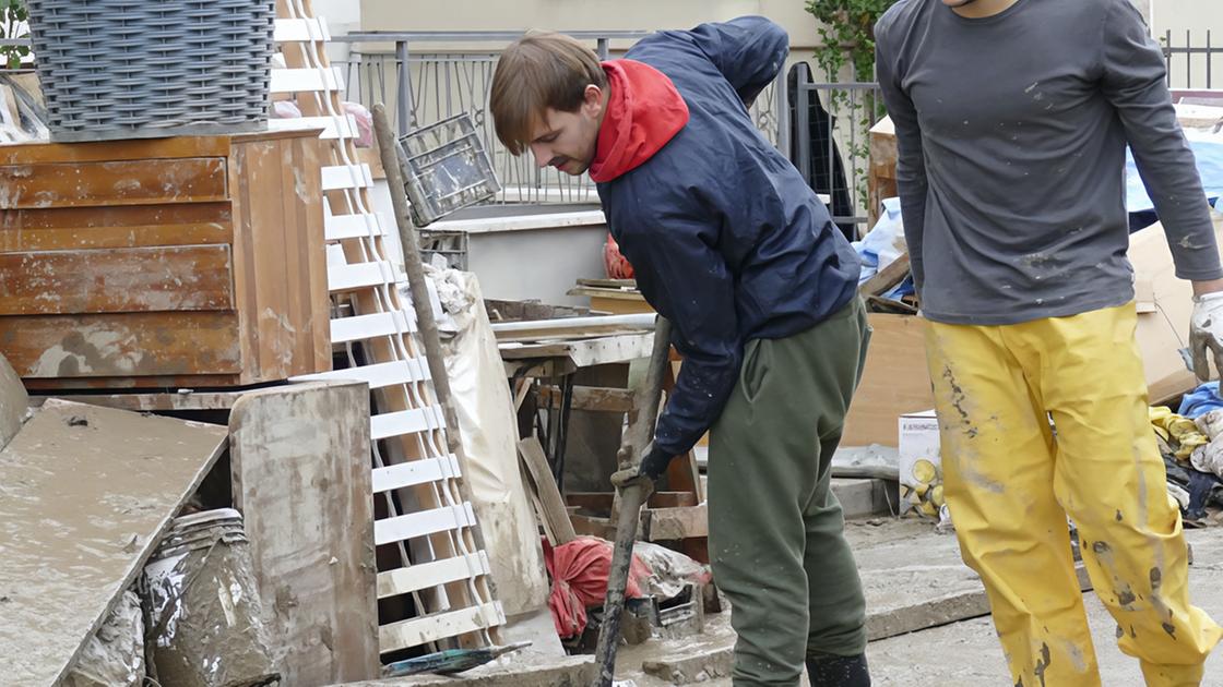 https://www.lanazione.it/image-service/view/acePublic/alias/contentid/YWU4OTUzNTUtNjY4MC00/0/la-notte-piu-lunga-morti-case-allagate-fango-e-distruzione.jpeg?f=16:9&w=1200&h=630
