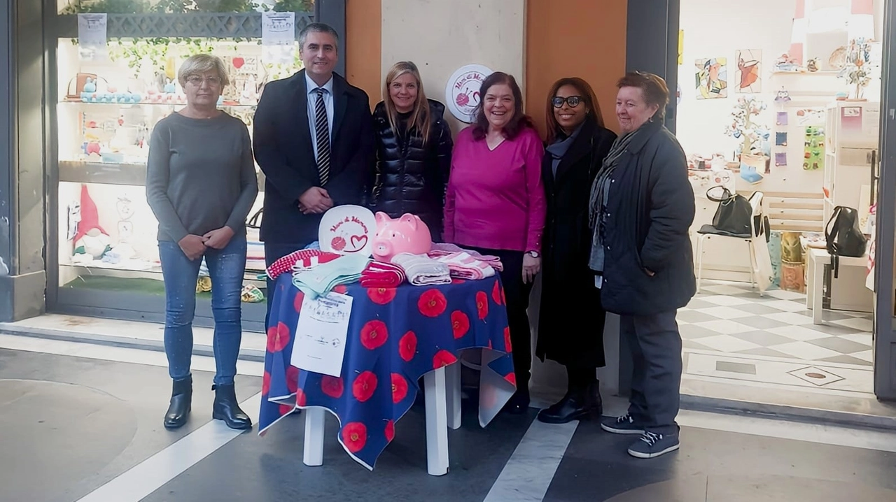 Le volontarie di Mani di Mamma con l'assessore Guerri Le volontarie di Mani di Mamma con l'assessore Guerri