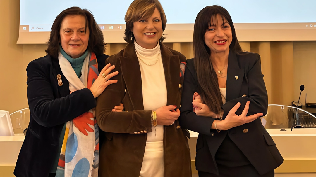 Due momenti della visita della presidente della Regione Stefania Proietti all’istituto Serafico. Con lei la direttrice Francesca Di Maolo e la dirigente Daniela Donetti