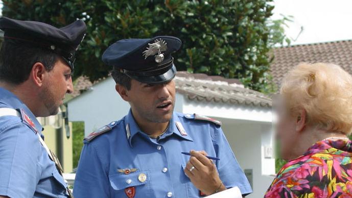 Anziani, allarme truffe: "Falso carabiniere smascherato da mamma" Anziani, allarme truffe: "Falso carabiniere smascherato da mamma"