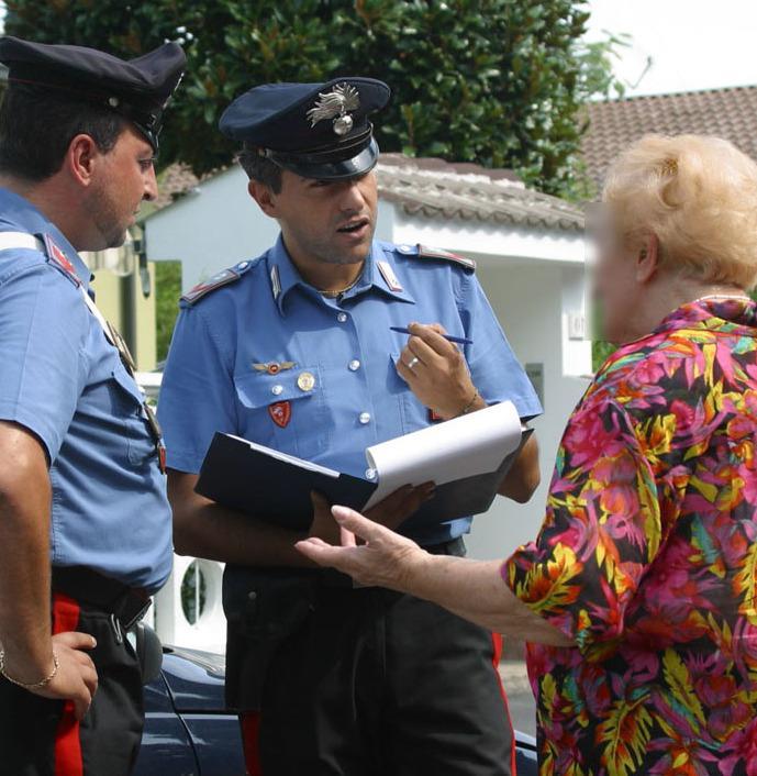 Anziani, allarme truffe: "Falso carabiniere smascherato da mamma"