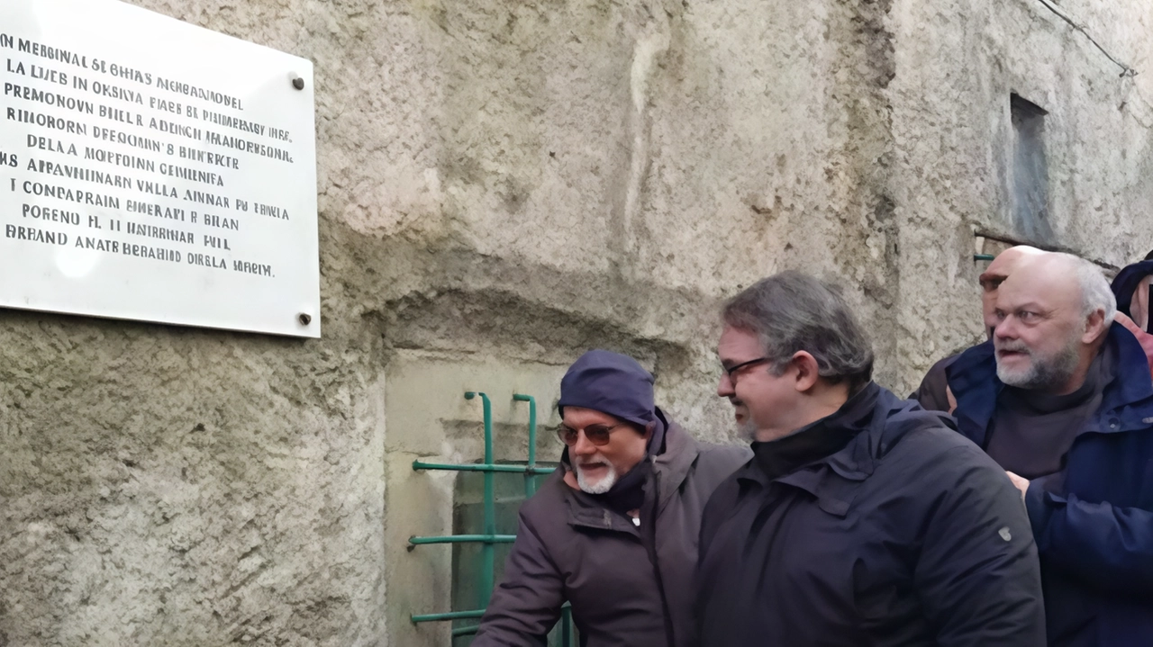 E’ stata inaugurata e benedetta dal vescovo Mario Vaccari la lapide eretta sulla facciata della casa natale di padre Andrea... E’ stata inaugurata e benedetta dal vescovo Mario Vaccari la lapide eretta sulla facciata della casa natale di padre Andrea...
