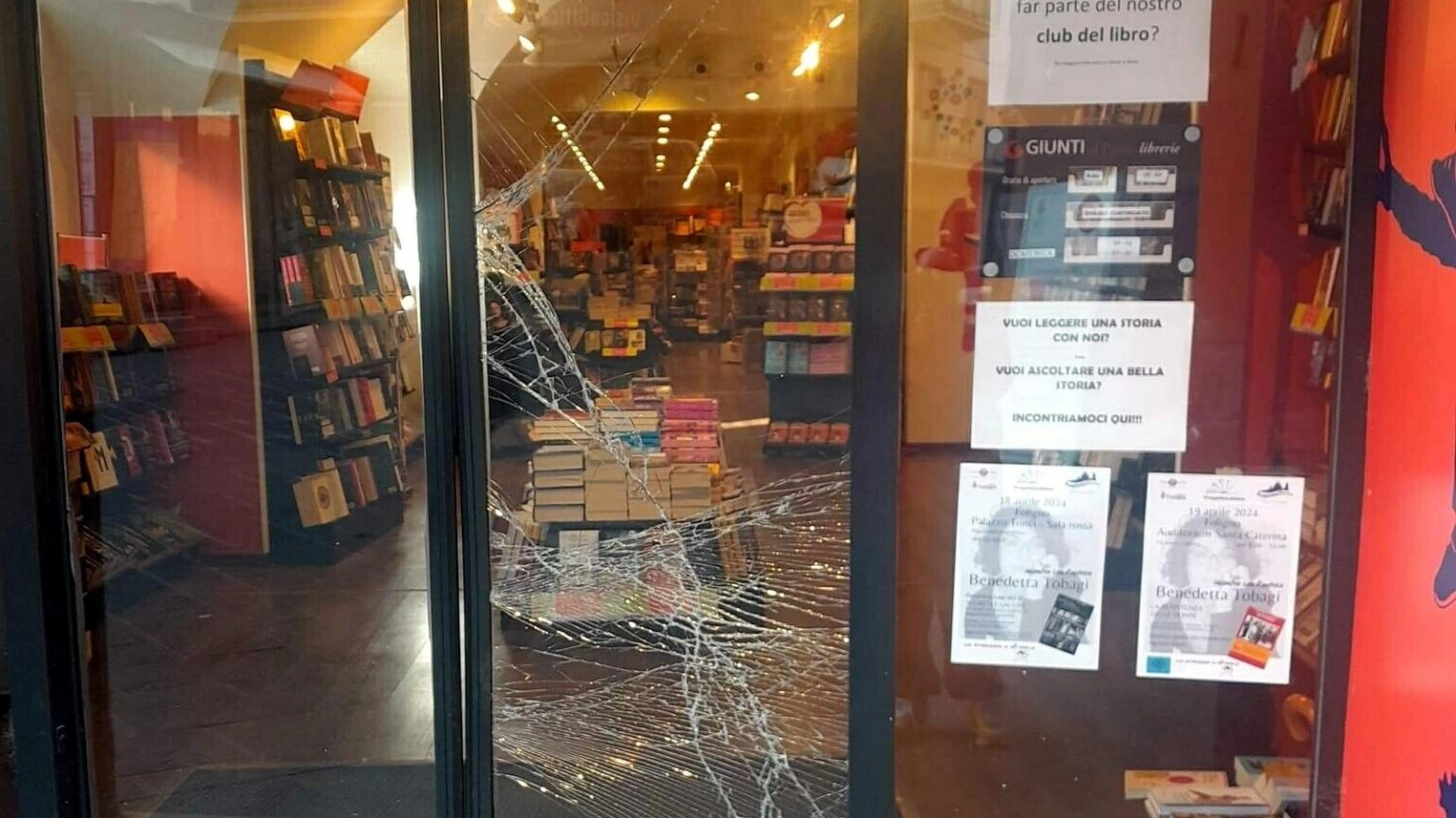 “Spaccata“ nella libreria in centro. Ladro ripreso dalle telecamere