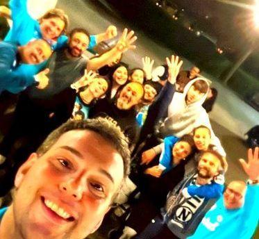 https://www.lanazione.it/image-service/view/acePublic/alias/contentid/YWUwZTk4MGEtNWZjNi00/0/tifosi-del-napoli-in-festa-buon-pesce-e-tanta-musica-nel-locale-di-ciro-fontanella.jpeg