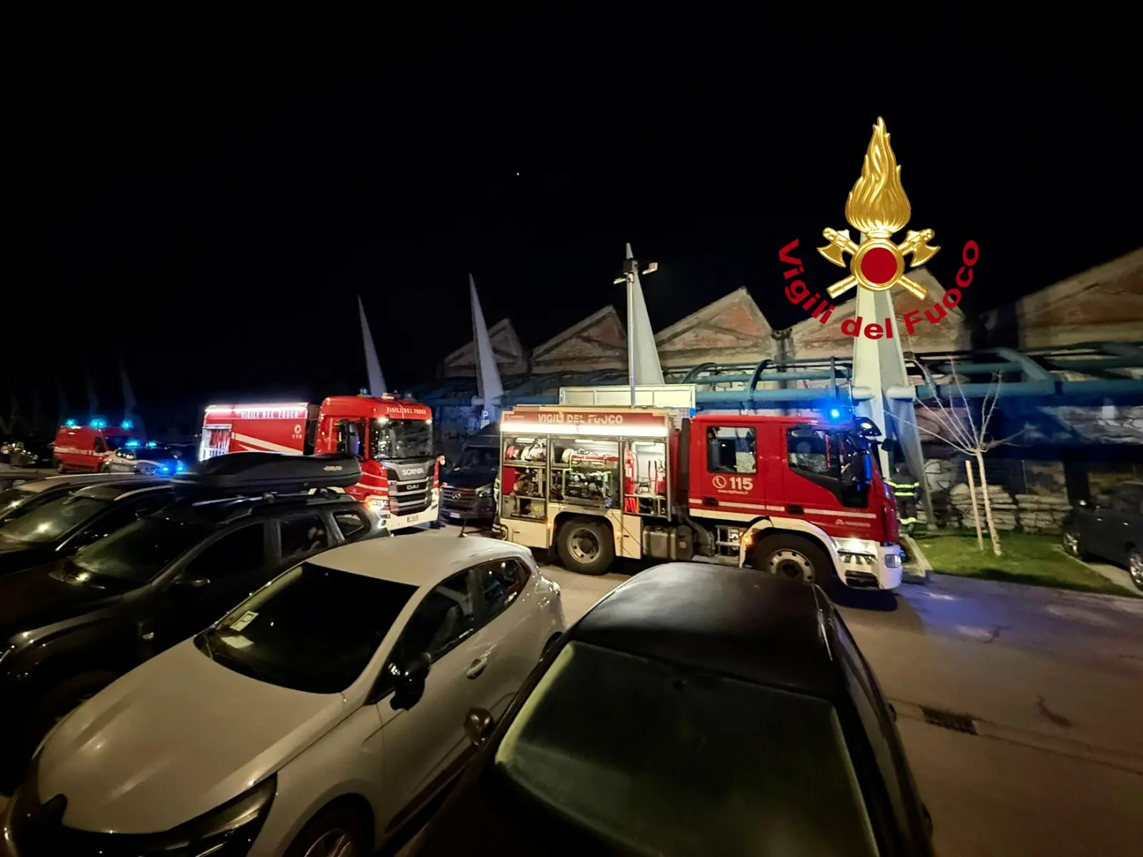 Incendio nell’edificio dell’ex Meccanotessile. I vigili del fuoco domano le fiamme