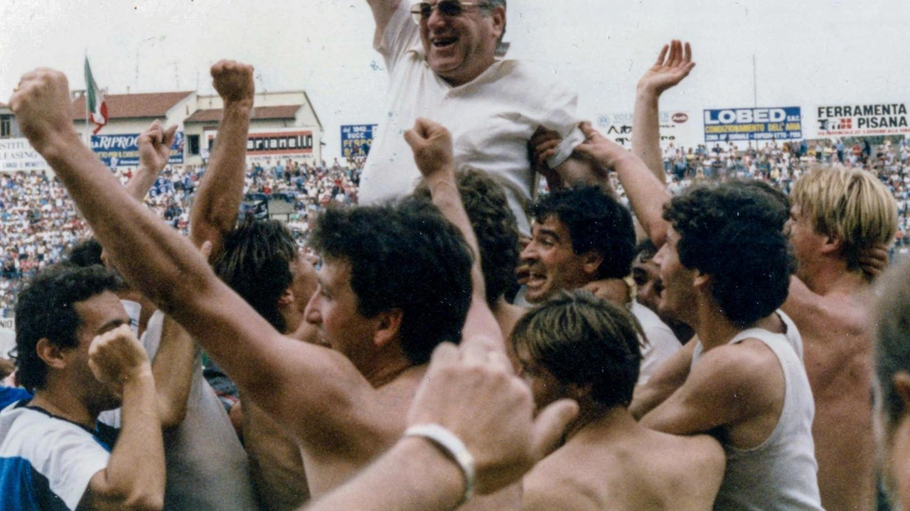 Qui a fianco la terza cartolina: Romeo Anconetani portato in trionfo nella stagione 1984-1985. Un’immagine, per altro, che ricorda quella di oggi di Inzaghi. Sopra la copertina del nostro speciale Qui a fianco la terza cartolina: Romeo Anconetani portato in trionfo nella stagione 1984-1985. Un’immagine, per altro, che ricorda quella di oggi di Inzaghi. Sopra la copertina del nostro speciale