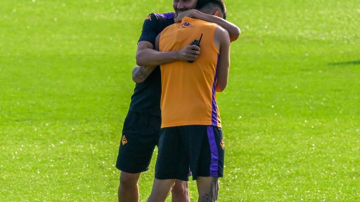 L’abbraccio tra Nico Gonzalez e Palladino prima della rifinitura di ieri al Viola Park L’abbraccio tra Nico Gonzalez e Palladino prima della rifinitura di ieri al Viola Park