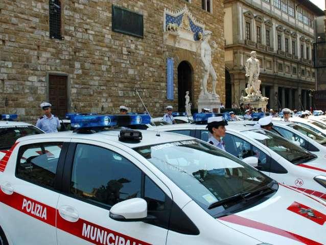 Aggredisce la moglie in strada, denunciato dalla polizia municipale a Firenze