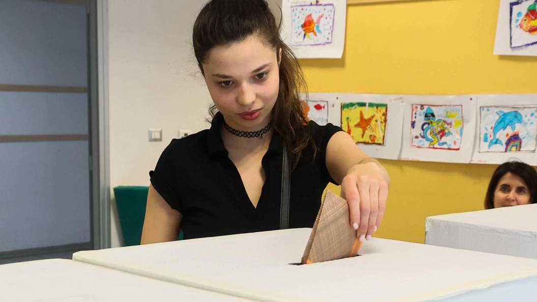 Una ragazza al seggio Una ragazza al seggio