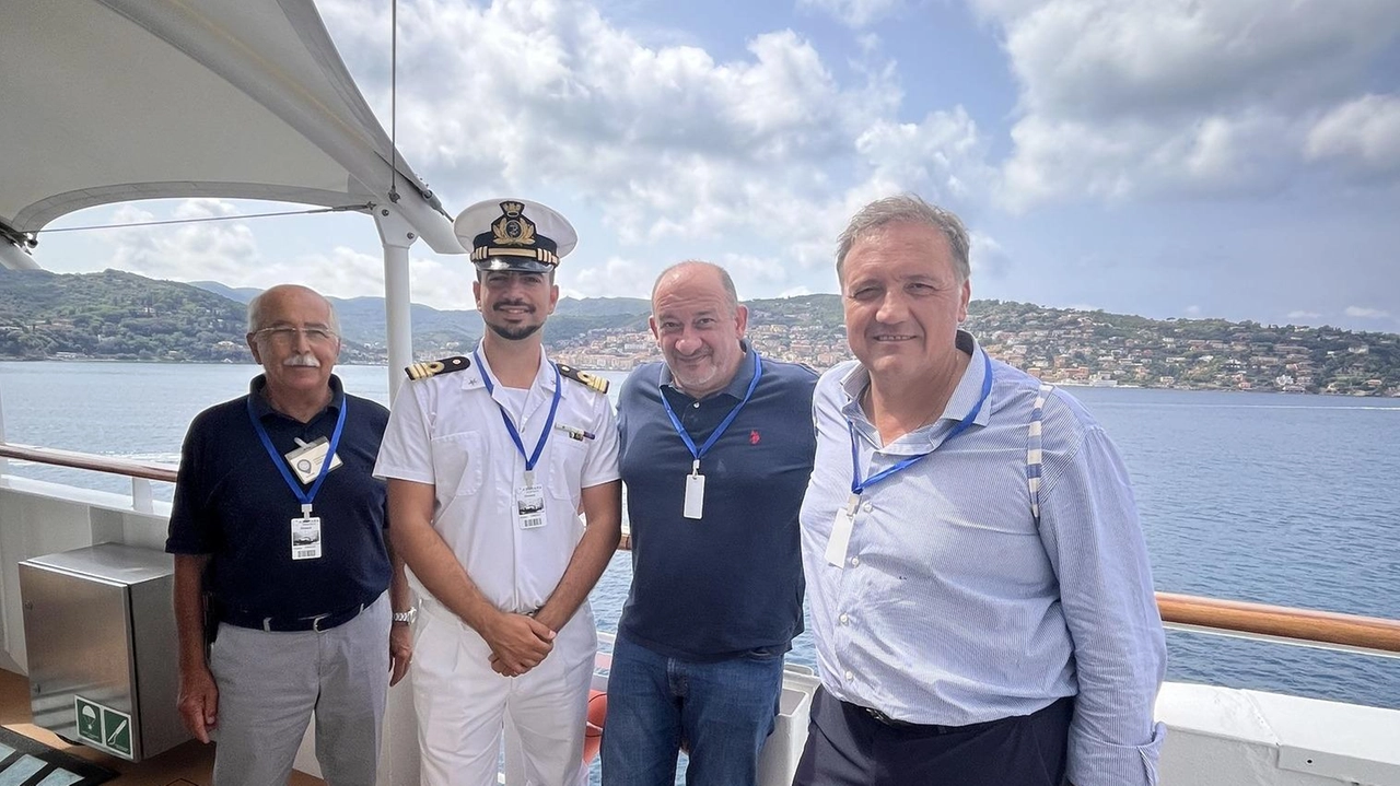 L’assesore Marras ospite della Azamara Onward insieme al sindaco di Magliano in Toscana, Fusini, e al comandante del Porto Francesco Luigi Balsamo L’assesore Marras ospite della Azamara Onward insieme al sindaco di Magliano in Toscana, Fusini, e al comandante del Porto Francesco Luigi Balsamo