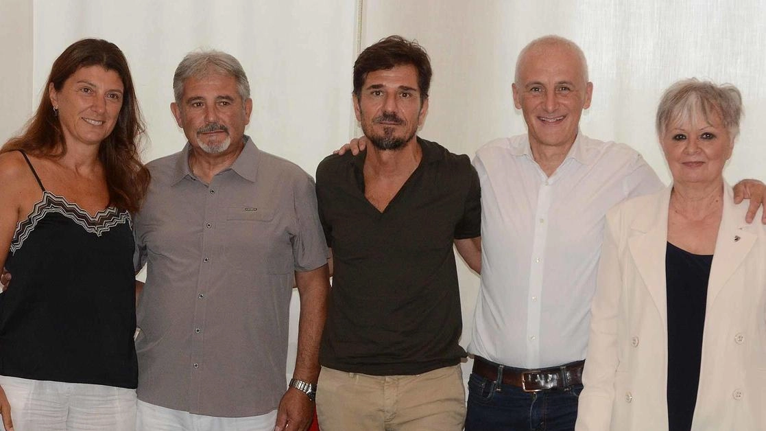 Insieme al segretario ci sono Cornacchini, Menci e l’ex di Azione Cherici, sbarcata nel nuovo partito. Marco Stella: "Sanità, trasporti e imprese i temi chiave di una campagna senza il traino nazionale". Insieme al segretario ci sono Cornacchini, Menci e l’ex di Azione Cherici, sbarcata nel nuovo partito. Marco Stella: "Sanità, trasporti e imprese i temi chiave di una campagna senza il traino nazionale".