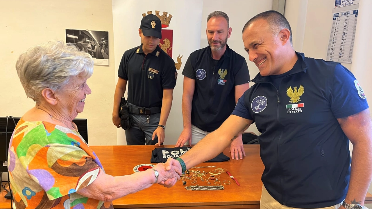 Il momento della restituzione della refurtiva all'anziana signora Il momento della restituzione della refurtiva all'anziana signora
