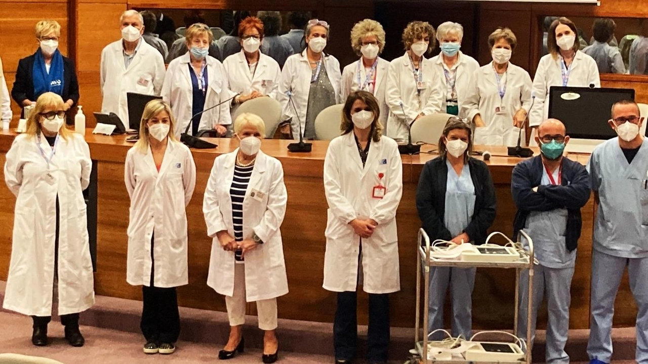 La donazione dei volontari Avo al reparto di malattie infettive (foto di archivio) La donazione dei volontari Avo al reparto di malattie infettive (foto di archivio)