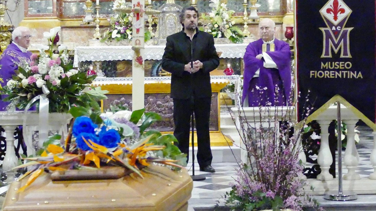Alessandro Beatrice rivolge un pensiero alla madre al termine dei funerali Alessandro Beatrice rivolge un pensiero alla madre al termine dei funerali