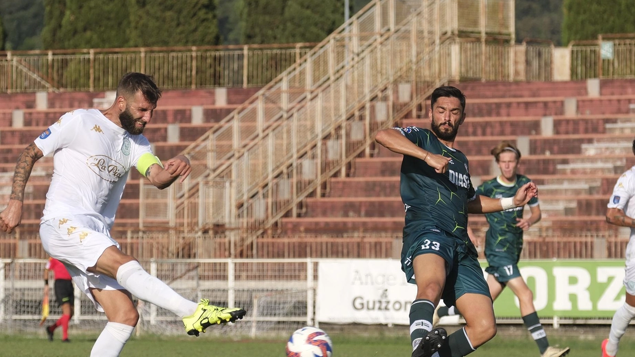 Mirko Bruccini ha tentato la riscossa accorciando le distanza con la rete che ha fissato il momentaneo 2 a 1 Mirko Bruccini ha tentato la riscossa accorciando le distanza con la rete che ha fissato il momentaneo 2 a 1
