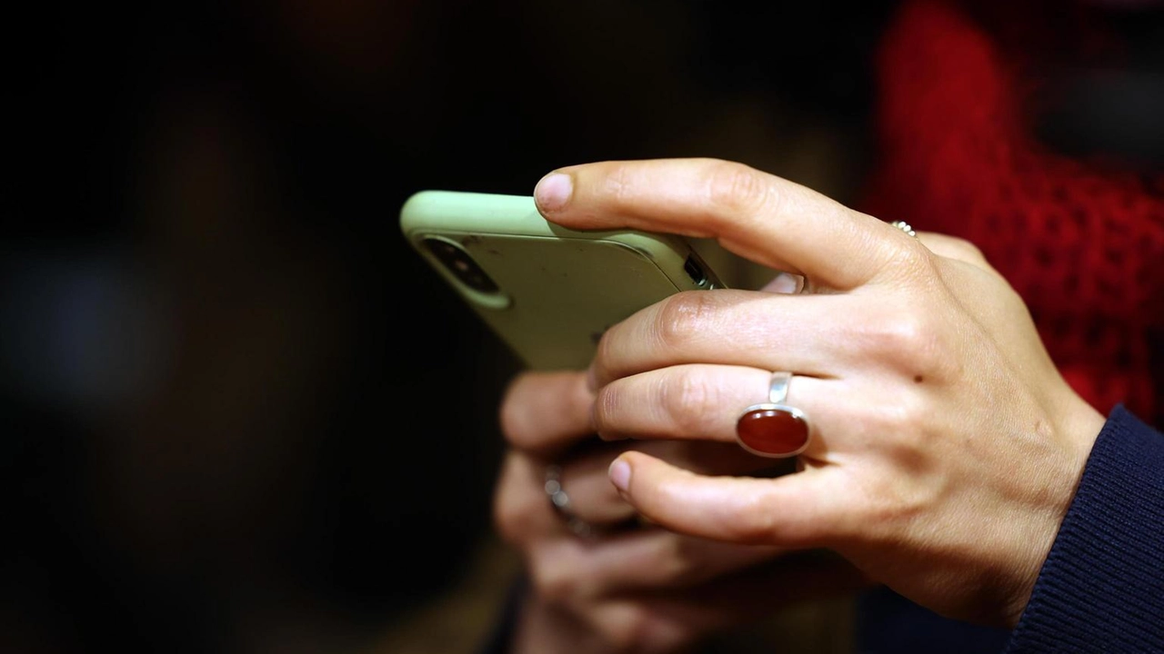 Assium, Sms calano a 4 al mese. In 3 hanno l'81% del mobile