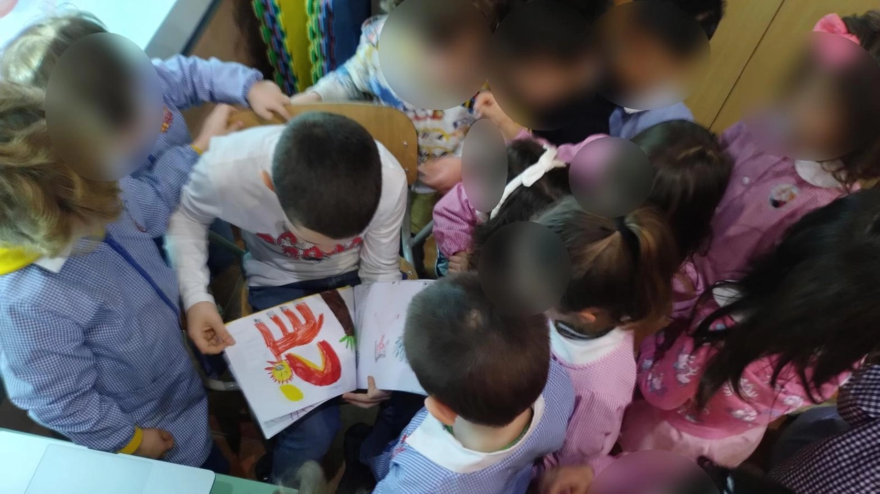 Due immagini degli incontri nelle scuole di Jo’; a sinistra uno dei disegni di Jo’