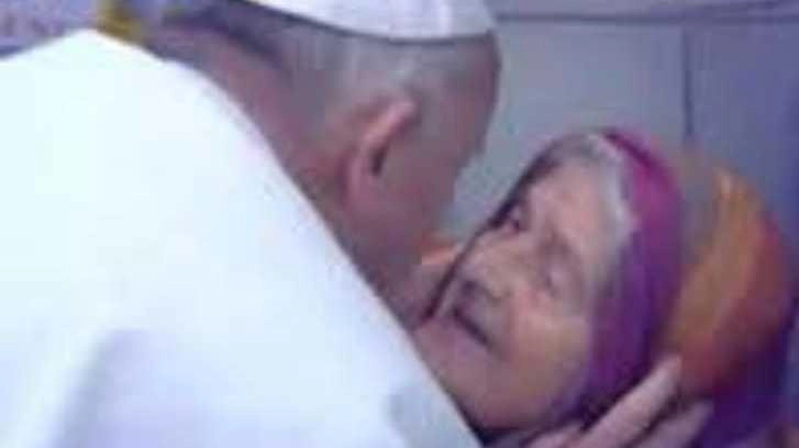 La sezione di Pietrasanta evoca l’aneddoto capitato alla "nonnina" nel novembre 2013. I volontari più volte hanno accompagnato alle udienze a Roma anziani e persone disabili. La sezione di Pietrasanta evoca l’aneddoto capitato alla "nonnina" nel novembre 2013. I volontari più volte hanno accompagnato alle udienze a Roma anziani e persone disabili.