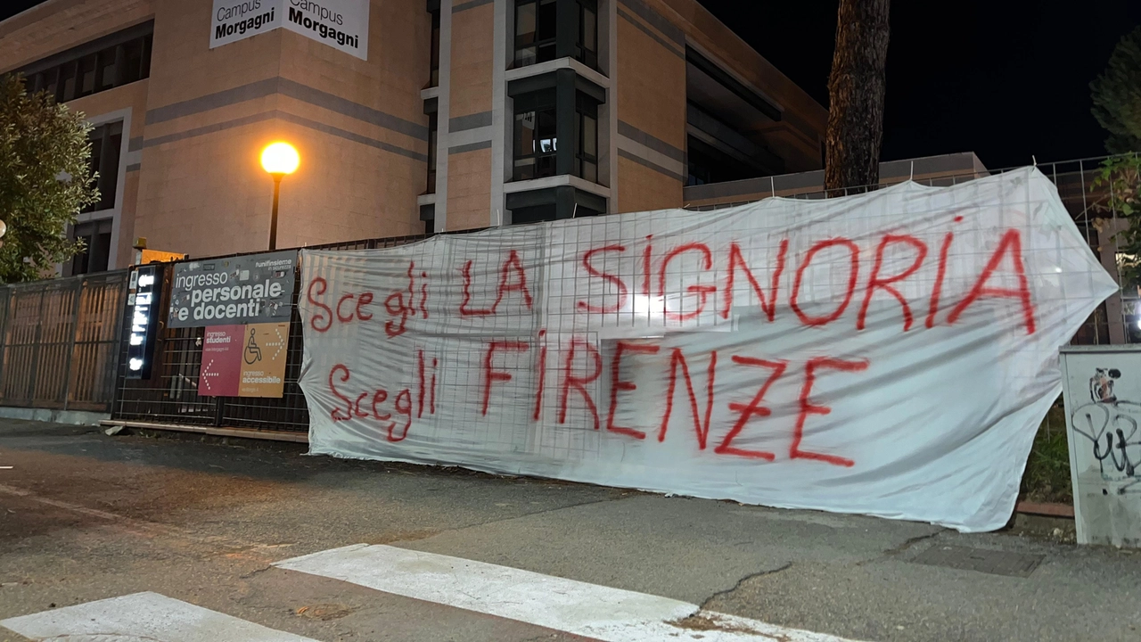 Lo striscione affisso dagli studenti nel campus Morgagni Lo striscione affisso dagli studenti nel campus Morgagni