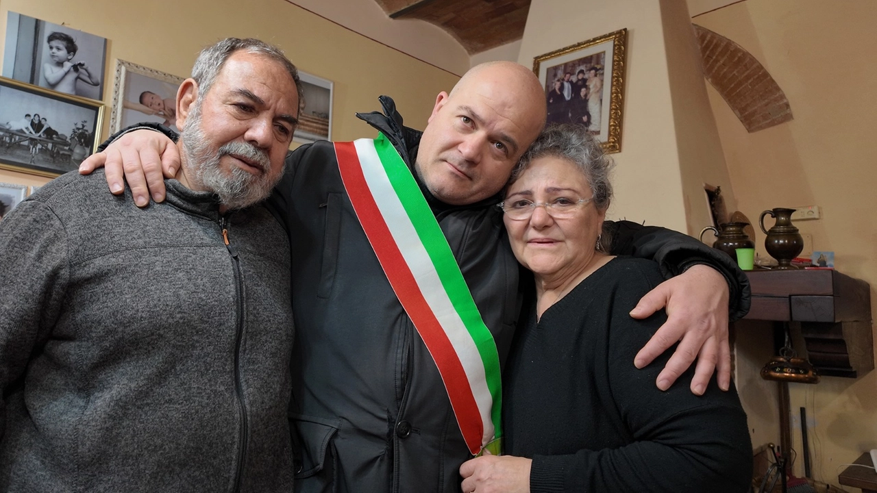 Il sindaco di Quarrata, Gabriele Romiti, abbraccia Francesco e Maria Carmela, vittime della brutale aggressione di giovedì sera a Santonuovo (foto di Lorenzo Enrico Gori)