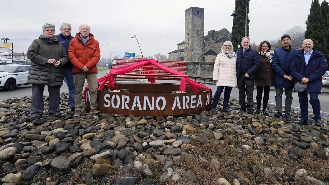 L’inaugurazione della Panchina Rossa alla Pieve di Sorano L’inaugurazione della Panchina Rossa alla Pieve di Sorano