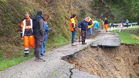 Sono sette i fronti, dove il terreno stradale ha ceduto sotto la pioggia. Il sindaco: "Riunione con il prefetto e i tecnici: comunicazioni costanti". Sono sette i fronti, dove il terreno stradale ha ceduto sotto la pioggia. Il sindaco: "Riunione con il prefetto e i tecnici: comunicazioni costanti".
