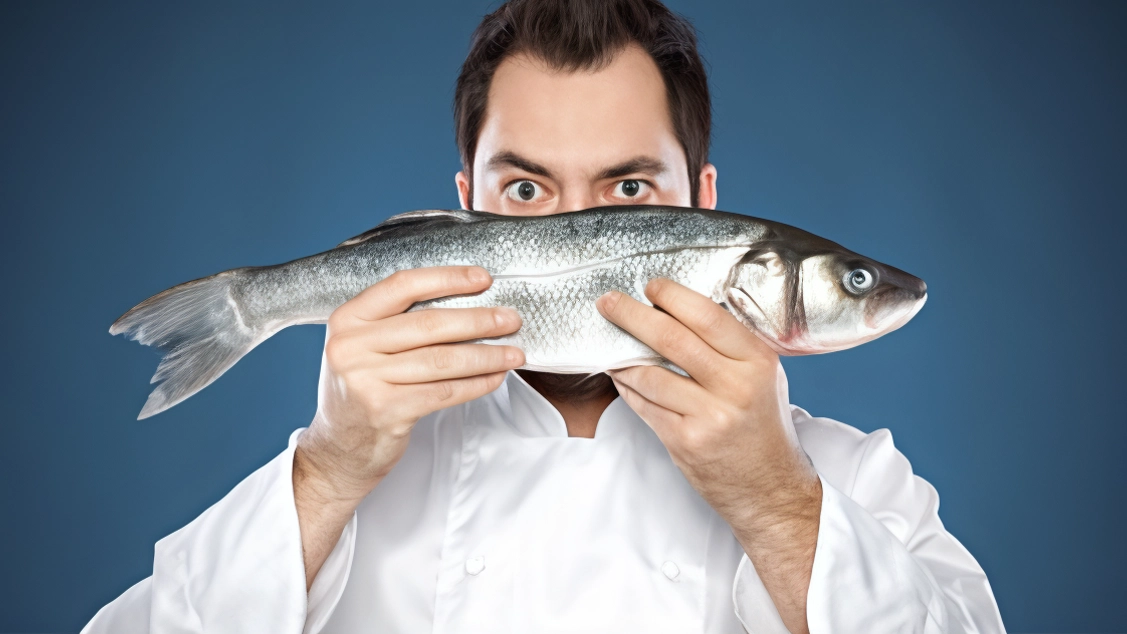 Mangiare pesce fa bene alla salute: è ricco di nutrienti importanti come proteine, acidi grassi Omega 3, vitamine (come la vitamina D) e minerali (come iodio, fosforo e selenio), che contribuiscono al benessere di cuore, cervello, ossa e sistema immunitario