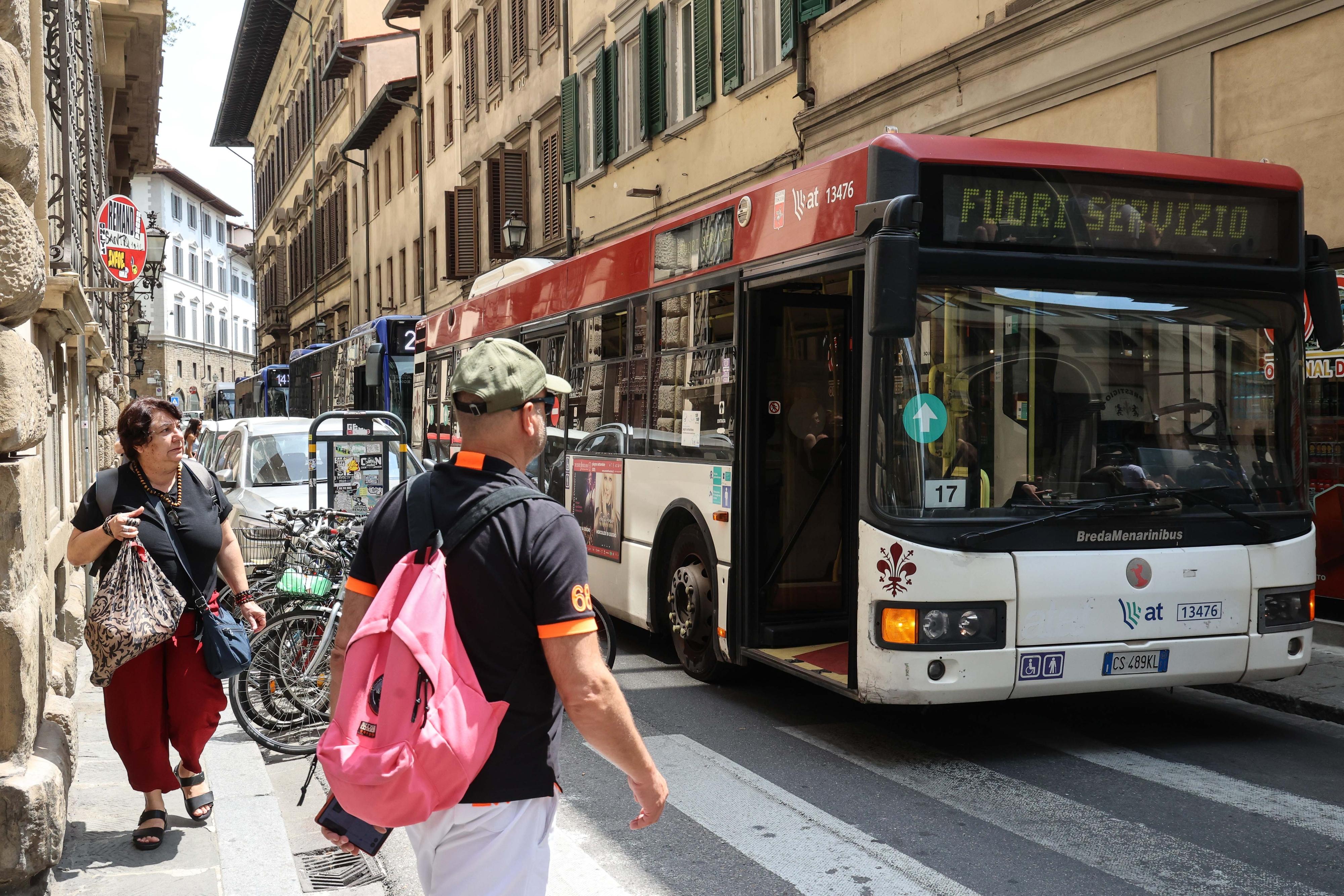 Firenze, bus tra cantieri e caos. Tempi folli da rispettare, gli autisti: “Facciamo salti mortali, insulti a ogni ritardo” Firenze, bus tra cantieri e caos. Tempi folli da rispettare, gli autisti: “Facciamo salti mortali, insulti a ogni ritardo”