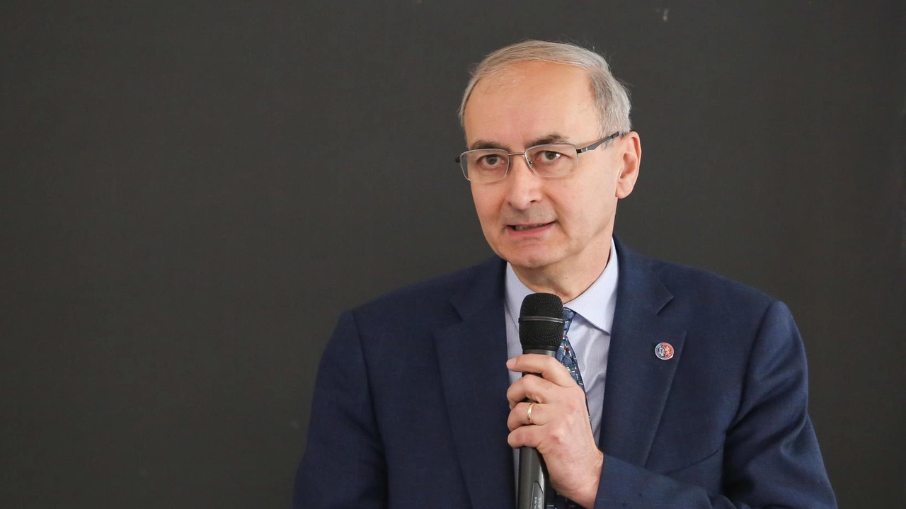 Professor Signorelli, perché dovrebbero votare lei? "Perché con il mio metodo partecipato e funzionale riesco a far arrivare il massimo... Professor Signorelli, perché dovrebbero votare lei? "Perché con il mio metodo partecipato e funzionale riesco a far arrivare il massimo...