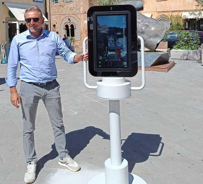 https://www.lanazione.it/image-service/view/acePublic/alias/contentid/YWVjN2JmODgtNjJhMy00/0/scattarsi-un-selfie-per-raccontarsi-raccontare-come-si-vive-lajatico.jpeg?f=1.91:1&w=1200