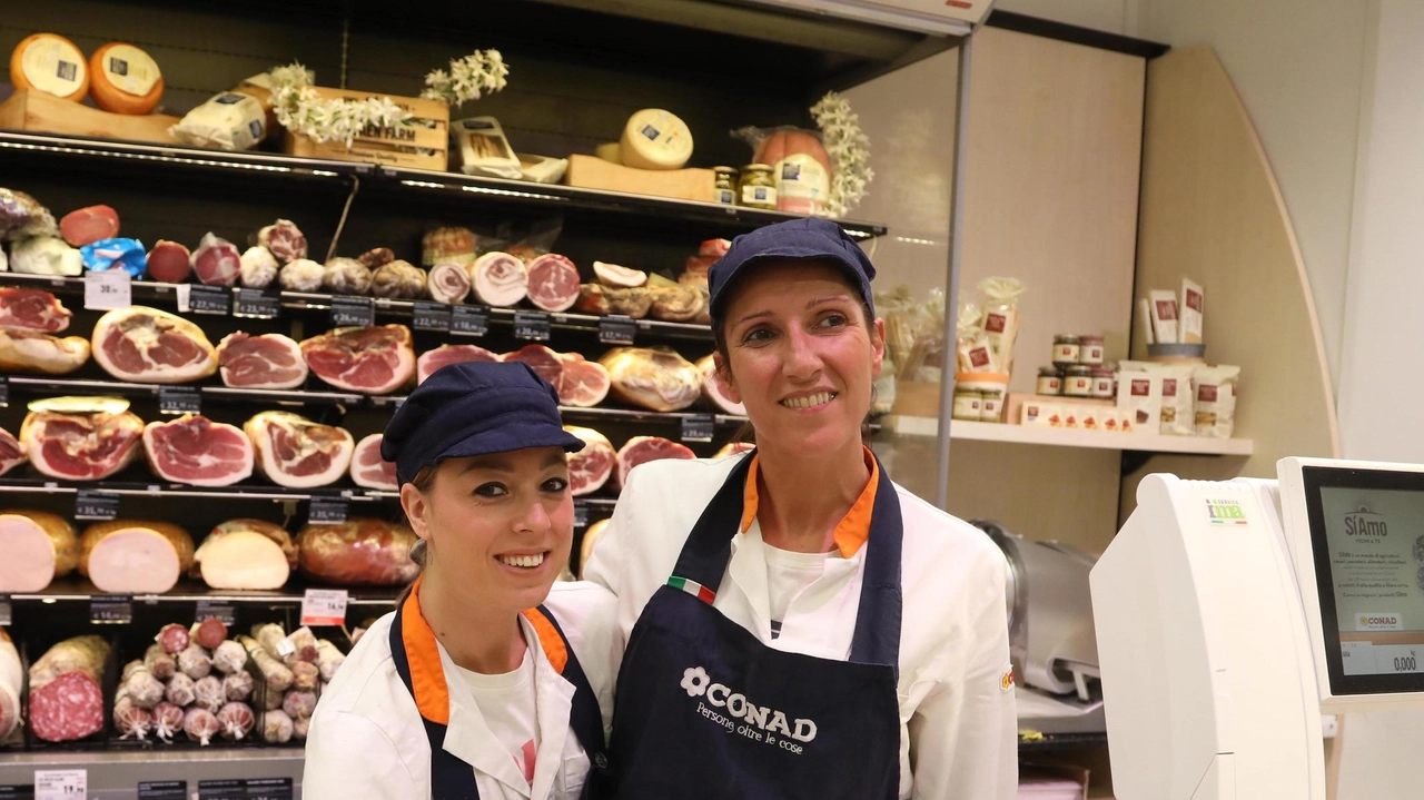 Due lavoratrici di Conad (foto d’archivio)