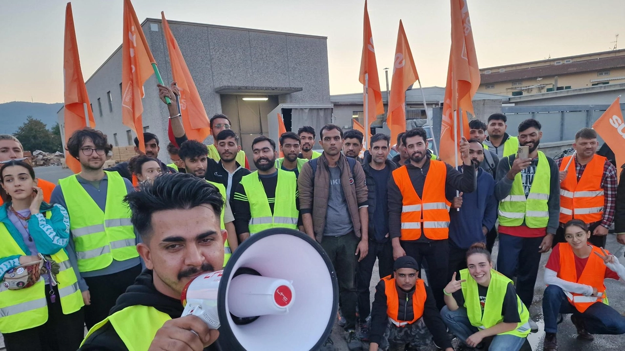 Il presidio. agli stabilimenti. della Vot International. Sotto, la protesta di Montale Il presidio. agli stabilimenti. della Vot International. Sotto, la protesta di Montale