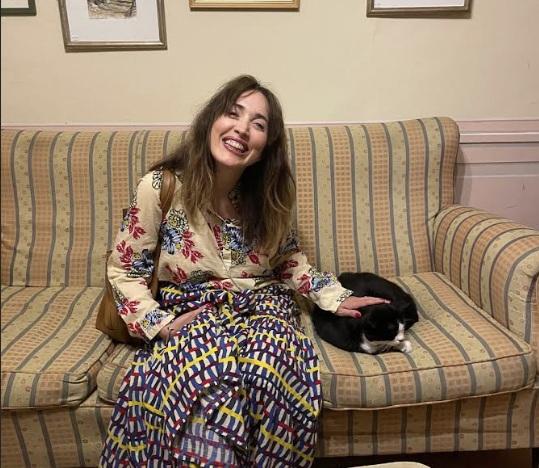 Chiara Francini al castello dei Conti Guidi: 300 persone presenti, un firmacopie di un’ora e mezzo e la foto con il gatto Saverio