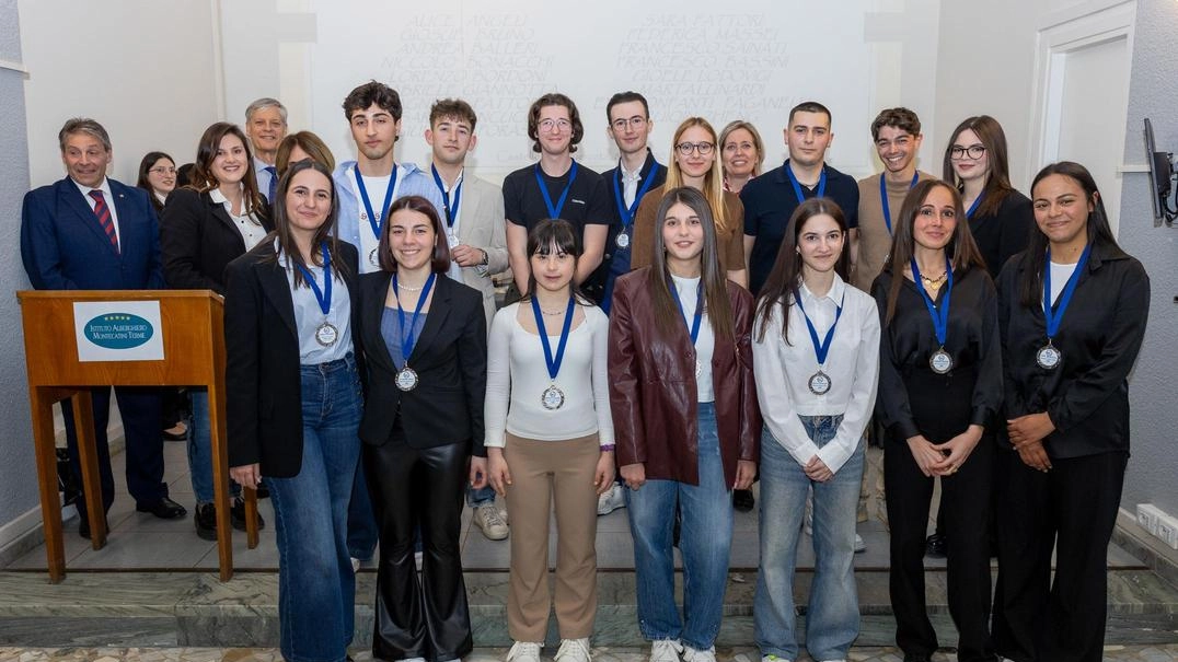 La cerimonia in Querceta, per l’Istituto diretto da Monti una giornata di apertura al territorio e di consolidamento dei rapporti con le categorie e con le famiglie.